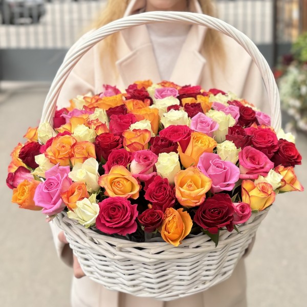 101 роза в корзине яркий MIX